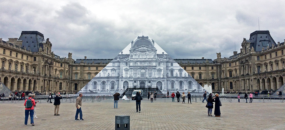 Impresión monumental en el Louvre en París