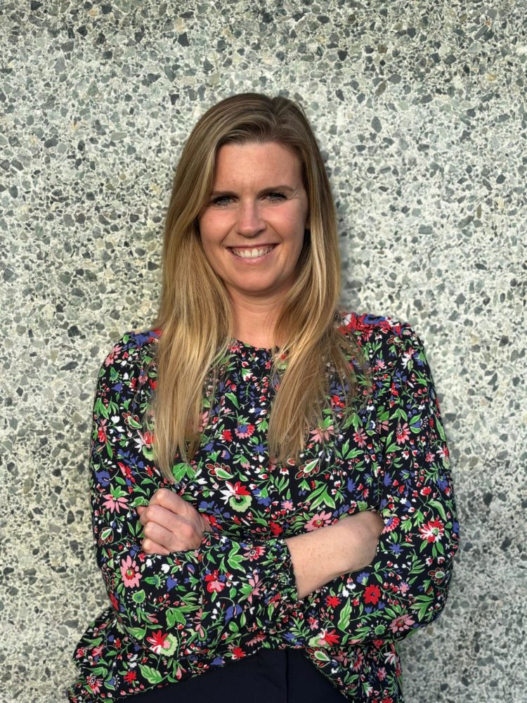 Marta Del Alamo - Responsable Commerciale France et Responsable Produits de la gamme Cadres et caissons lumineux